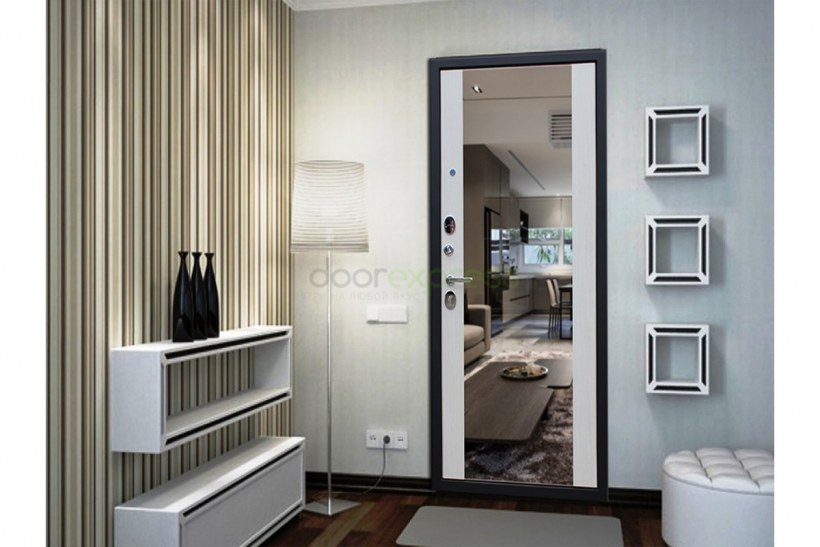 Входная дверь с зеркалом в интерьере