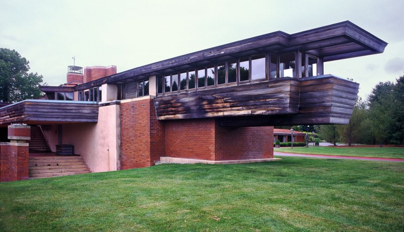 Проект одноэтажного особняка в стиле Ллойда Райта