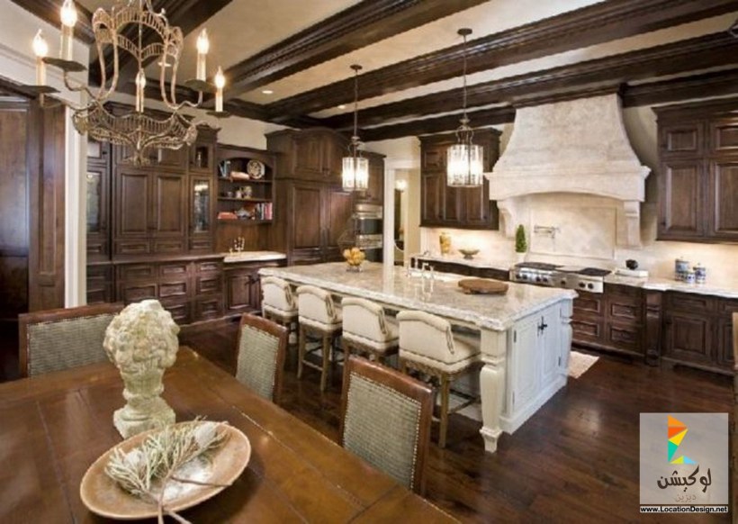 Шикарная большая кухня в особняке