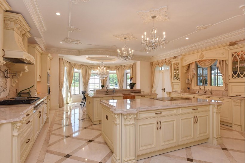 Шикарные кухни в дорогих коттеджах