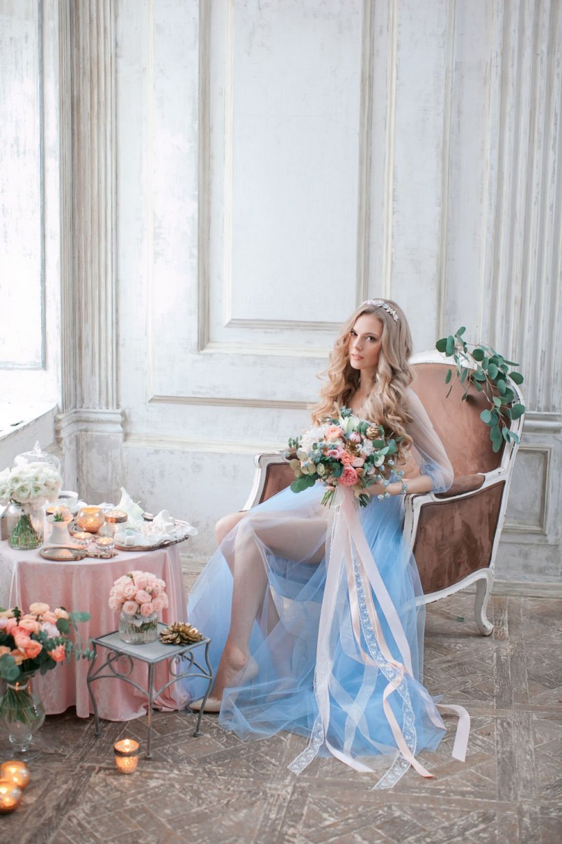 Девушка в будуаре