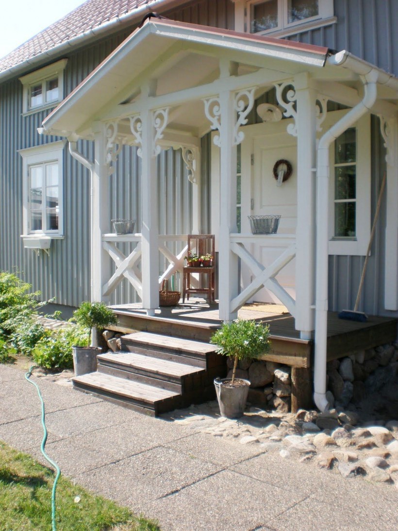 Красивое деревянное крыльцо