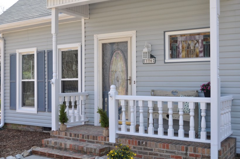 Отделка крыльца сайдингом