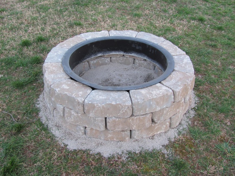 Круглый каменный мангал