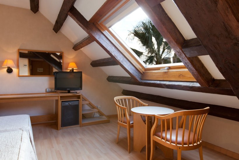 Спальня с мансардной крышей