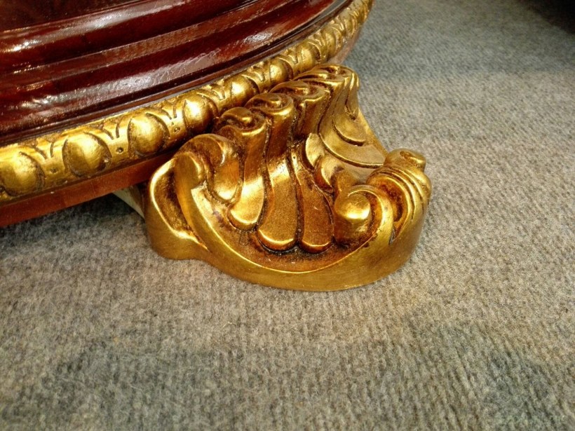 Резная мебель из золота