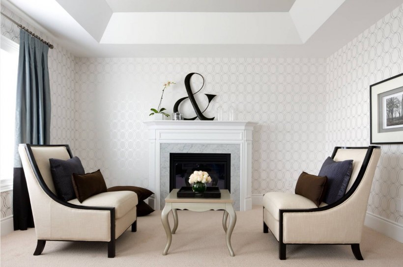 Однотонные обои в интерьере гостиной