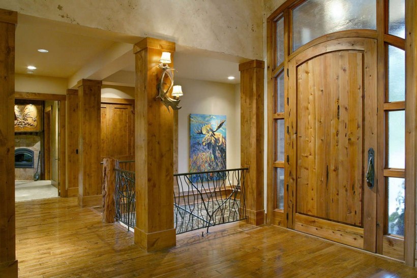 Деревянные столбы в интерьере