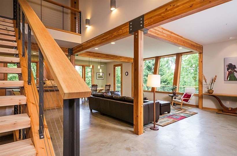 Деревянные столбы в интерьере