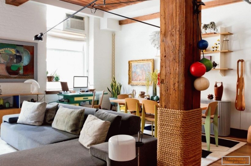 Деревянные колонны в деревянном доме