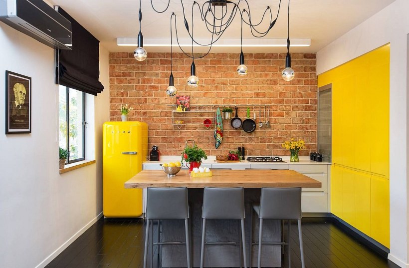 Яркая стена на кухне