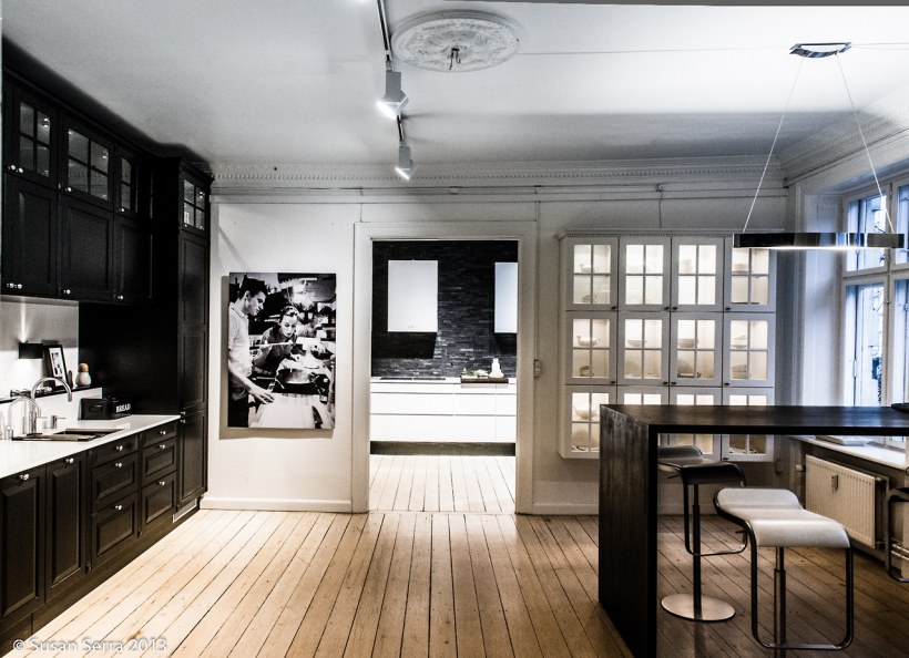 Скандинавский интерьер кухни в темных тонах