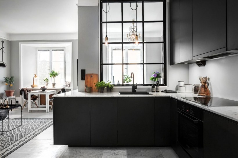 Стильная кухня с окном
