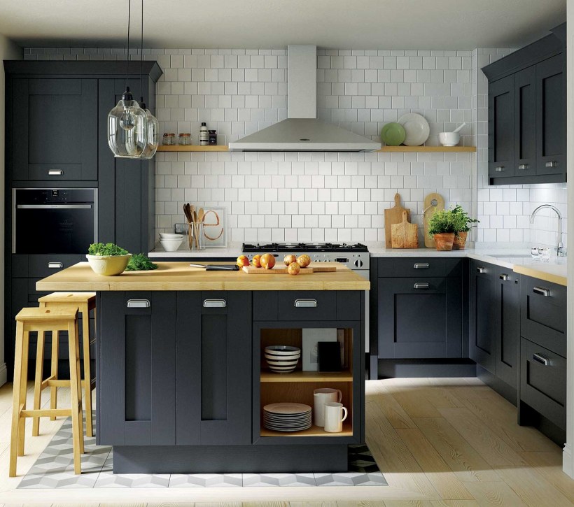 Темная кухня в скандинавском стиле с островом