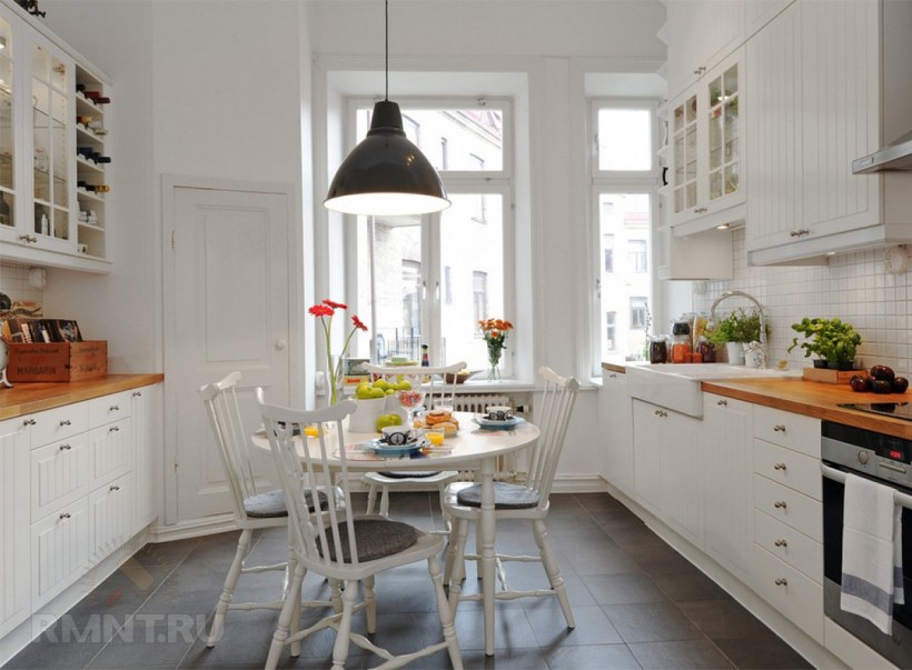 Белая кухня с черной столешницей