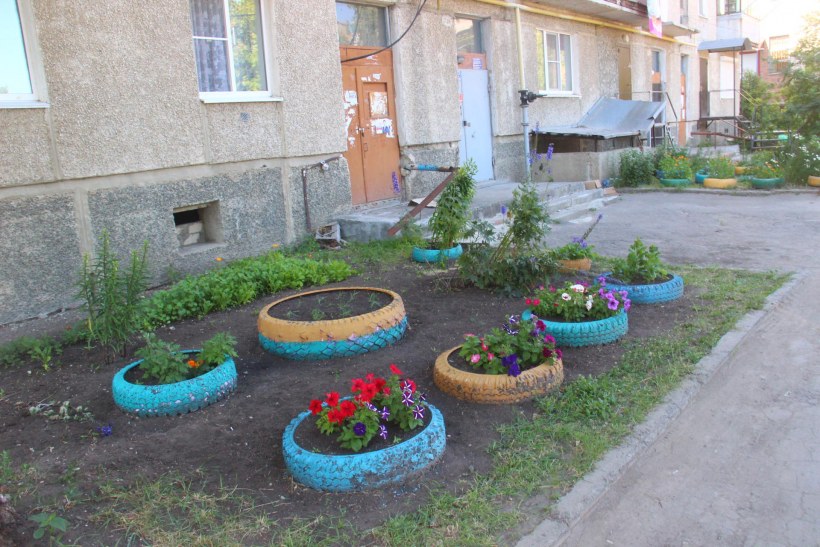 Клумбы во дворе