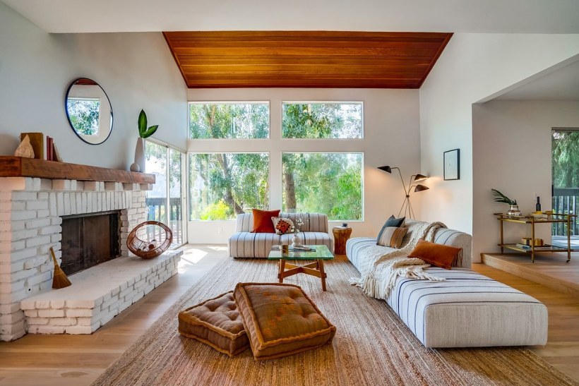 Интерьеры комнат в деревянном доме с невысокими потолками