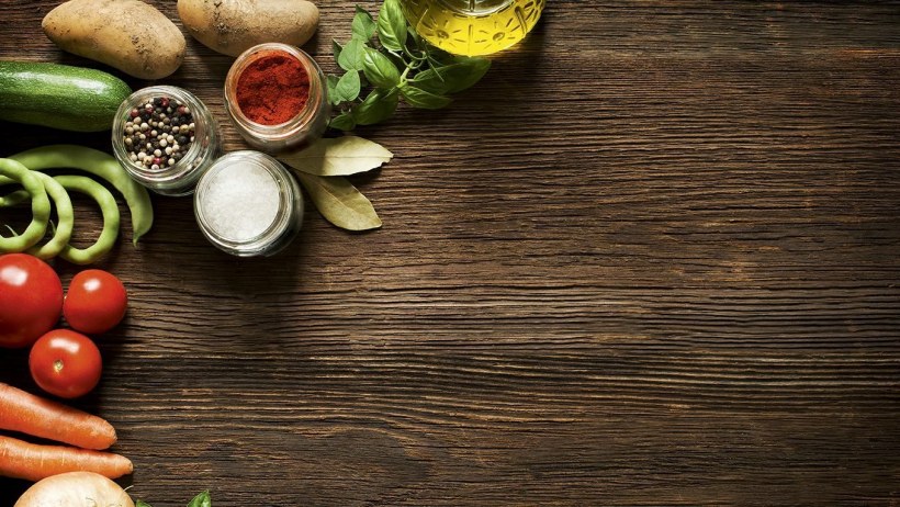 Продукты на деревянном фоне