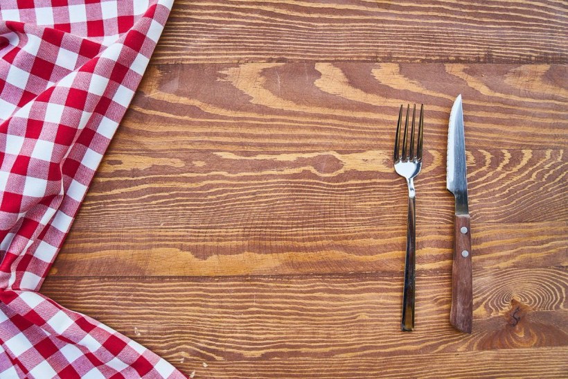 Еда на деревянном столе