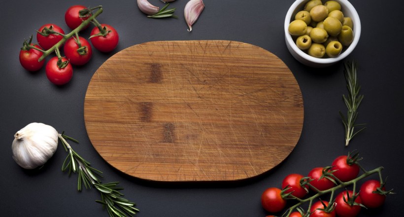 Овощи на деревянной доске