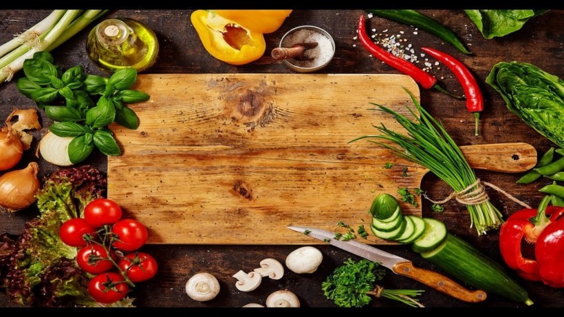 Разделочная доска с едой