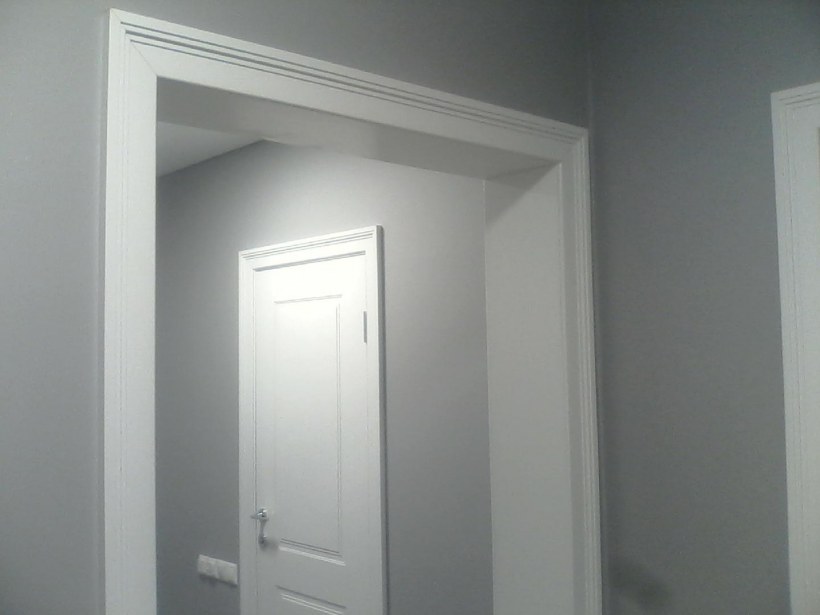 Отделка проема доборами и наличниками