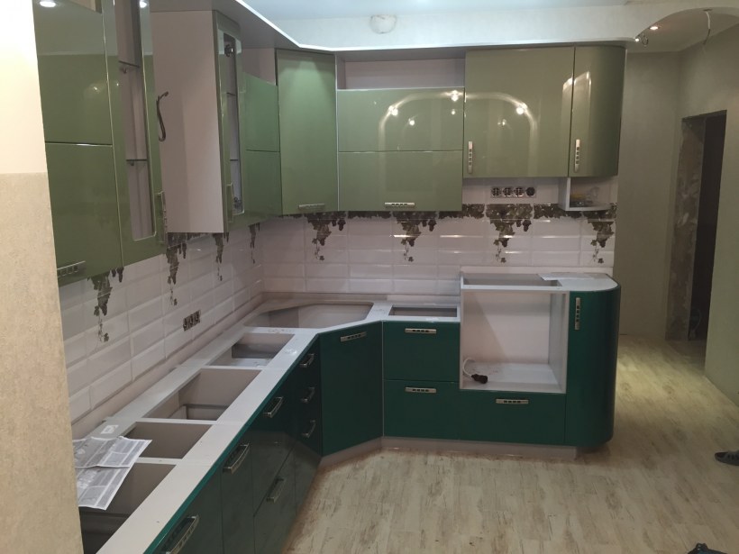 Кухонный гарнитур изумрудного цвета в хрущевку