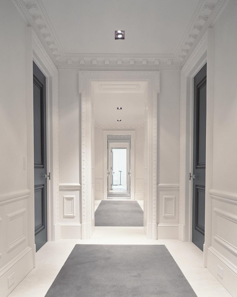 Молдинги в интерьере прихожей