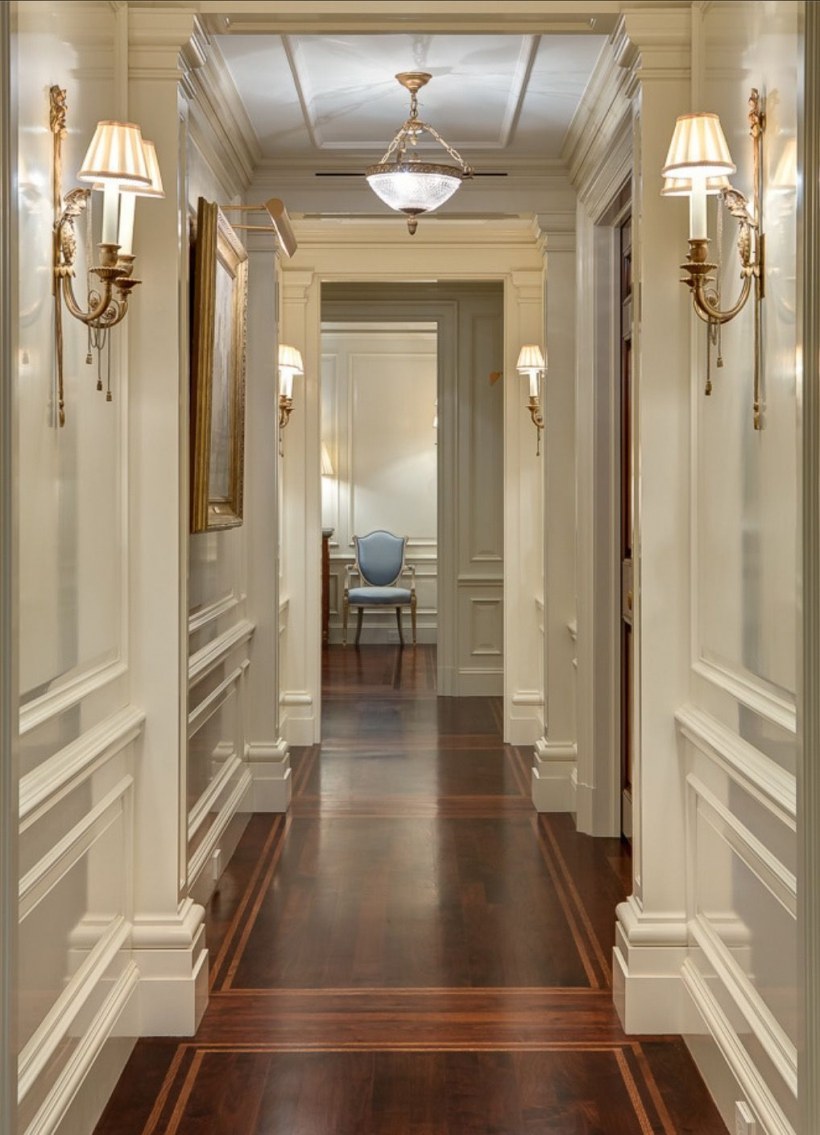 Молдинги в интерьере коридора