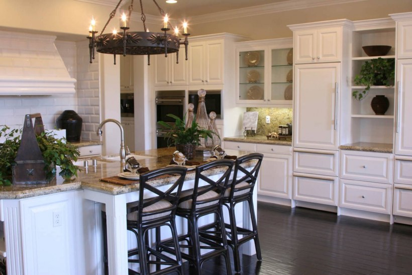 Коричневая кухня с белой столешницей классика