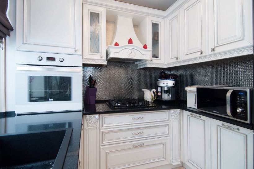 Белая кухня с черной столешницей