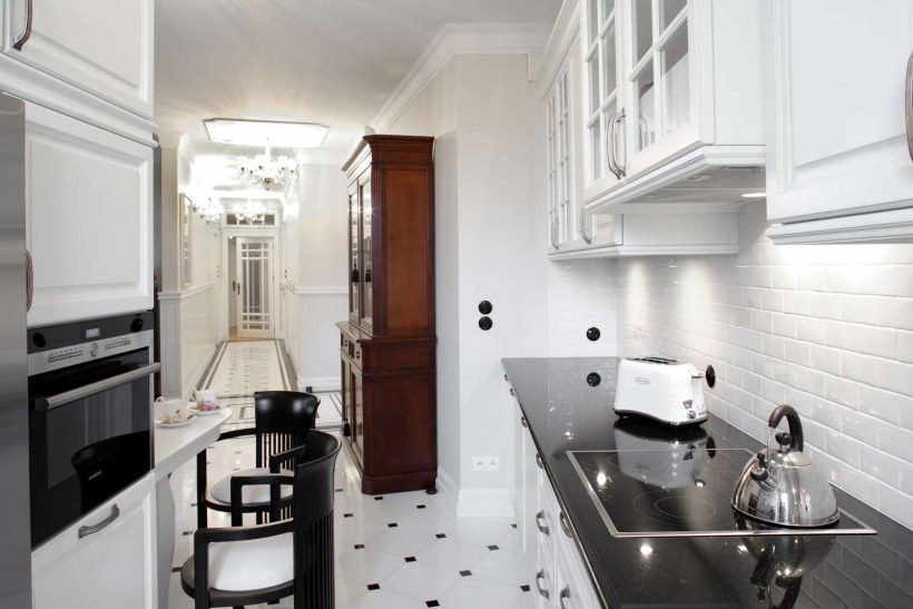 Интерьеры белой кухни с черными элементами
