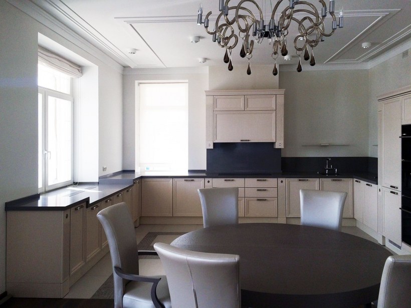 Светлая кухня с черной столешницей