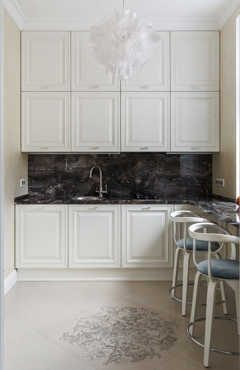 Белая кухняс черноймтолешницей