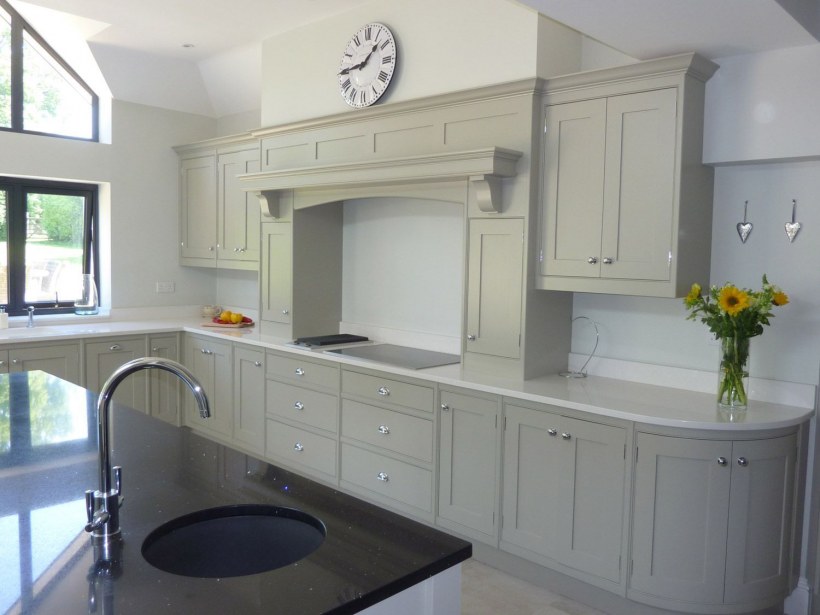 Столешница для белой кухни в классическом стиле