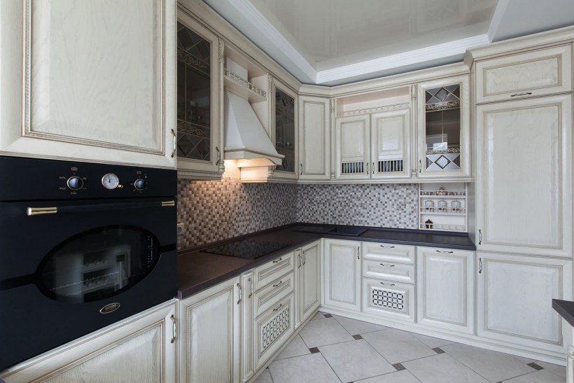 Классическая кухня черная с патиной