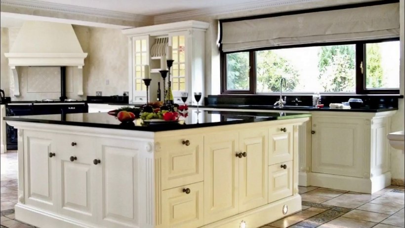 Белая мебель с черной столешницей