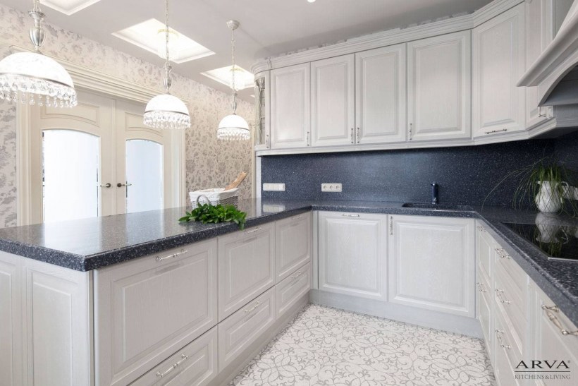 Кухня Неоклассика белый ясень с патиной