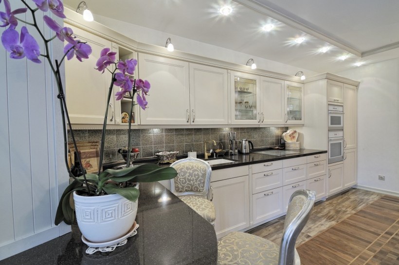 Красивый фартук в светлой кухне