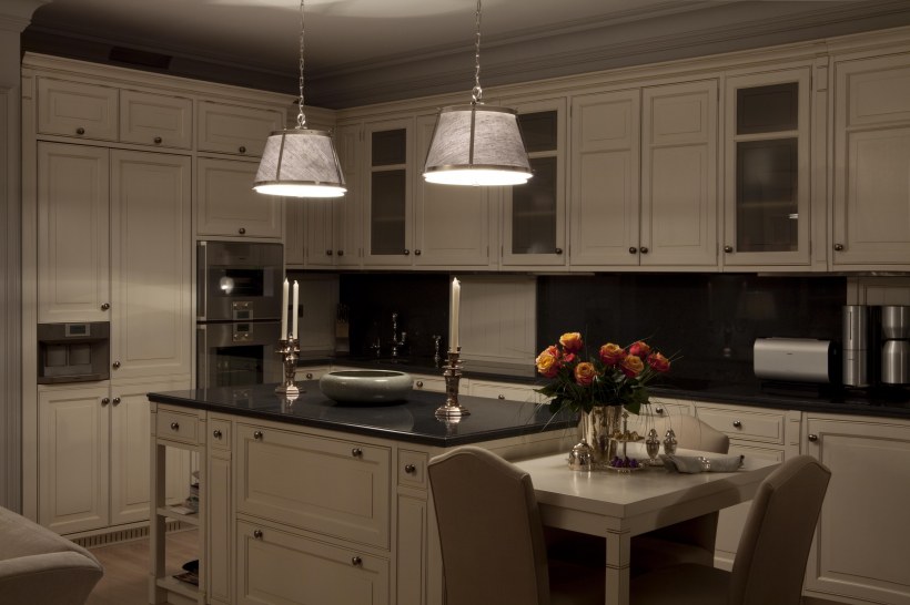 Классическая кухня с черной столешницей