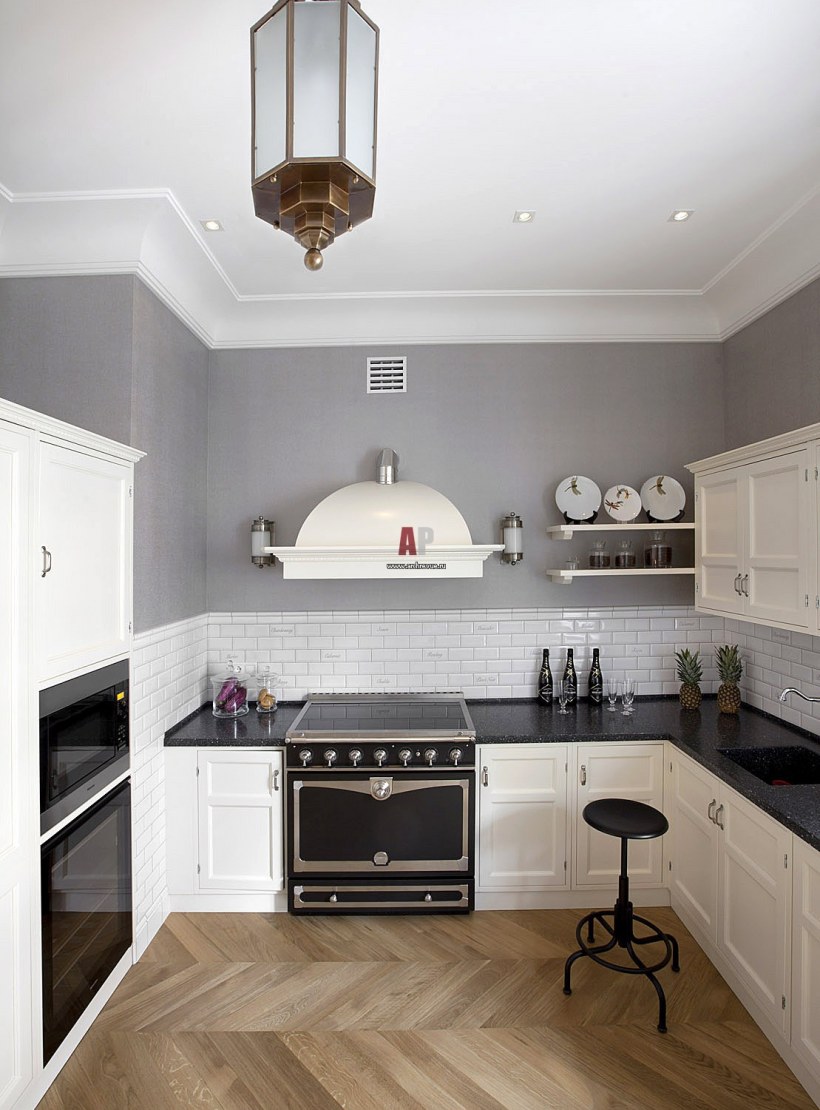 Белая кухня с темной столешницей