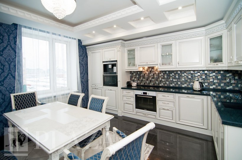 Белая классическая кухня в интерьере