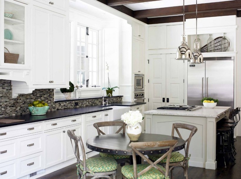 Черно белая кухня в стиле Прованс