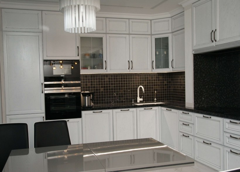 Белая кухня Неоклассика с черными ручками