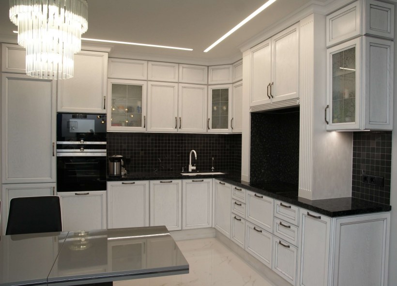 Белая кухня Неоклассика с черными ручками