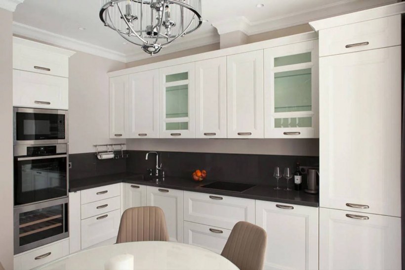 Светлая кухня с темной столешницей