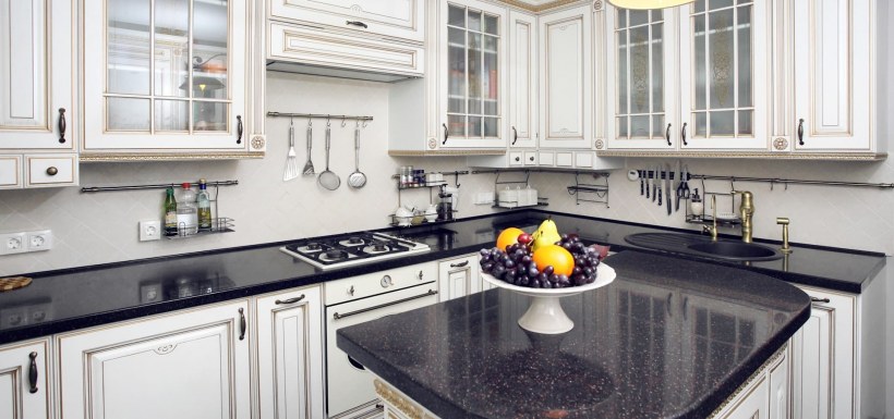 Черная столешницы для классической кухни кухни