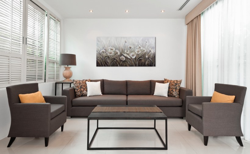 Коричневый диван в интерьере