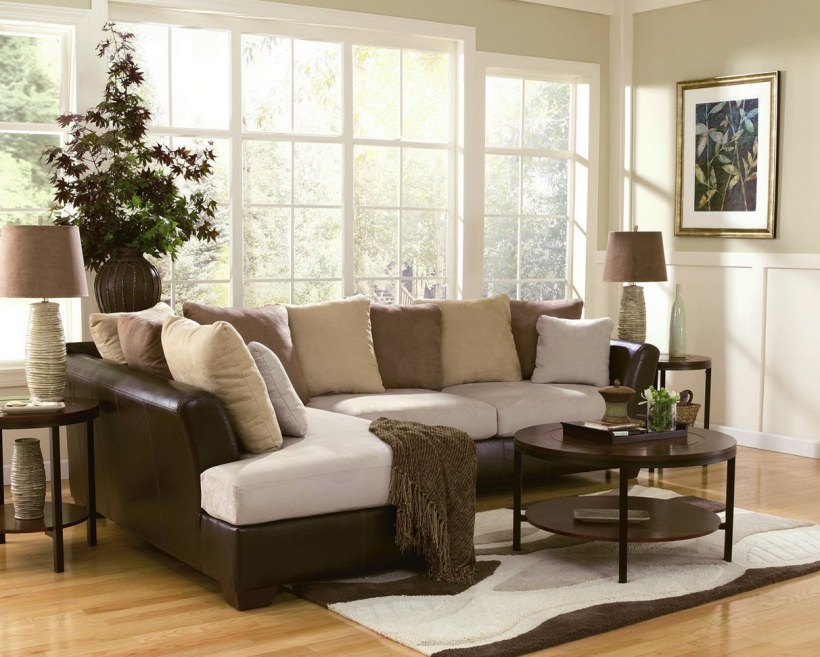 Коричневый угловой диван с оливковыми подушками