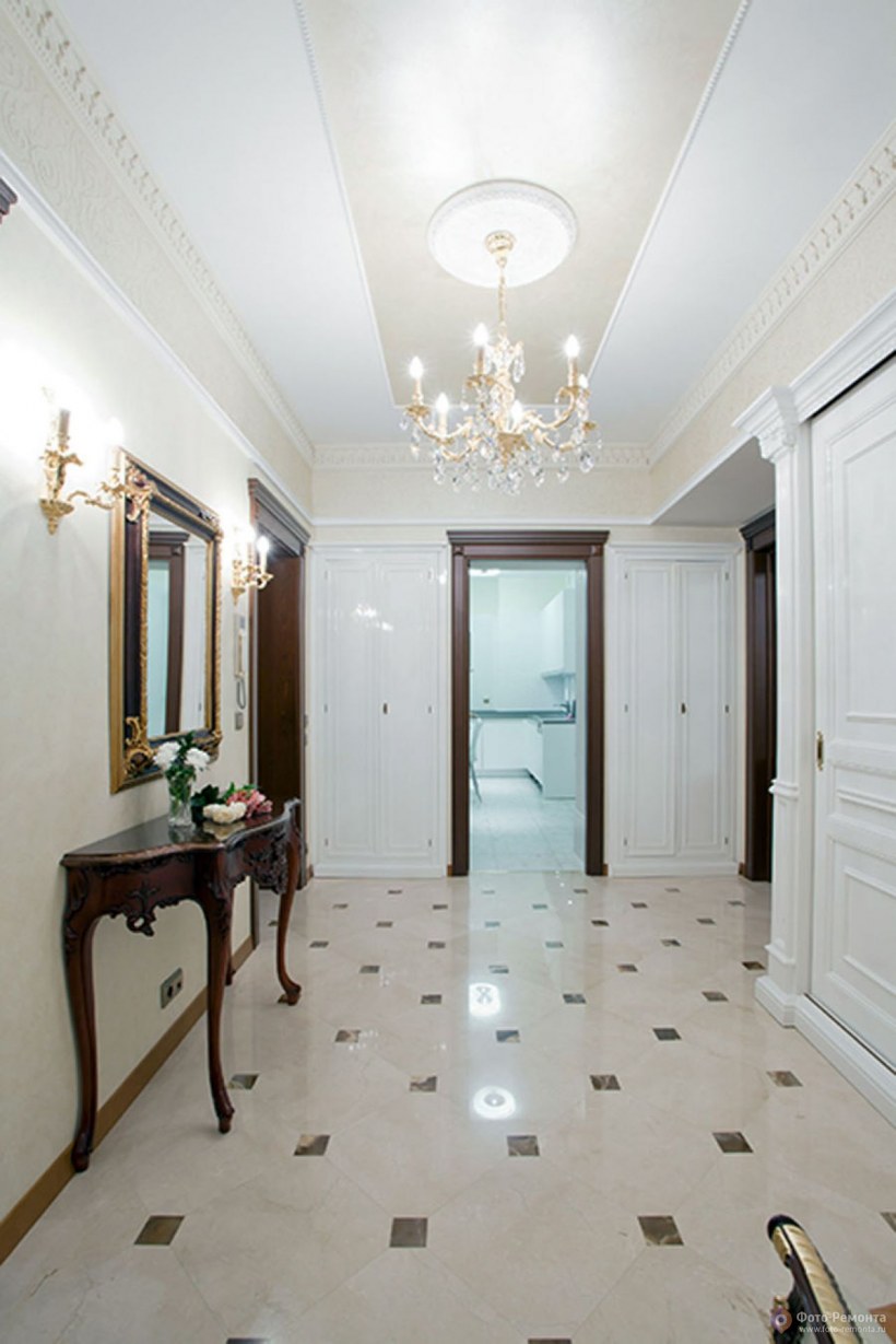 Керамогранит в коридор в классике